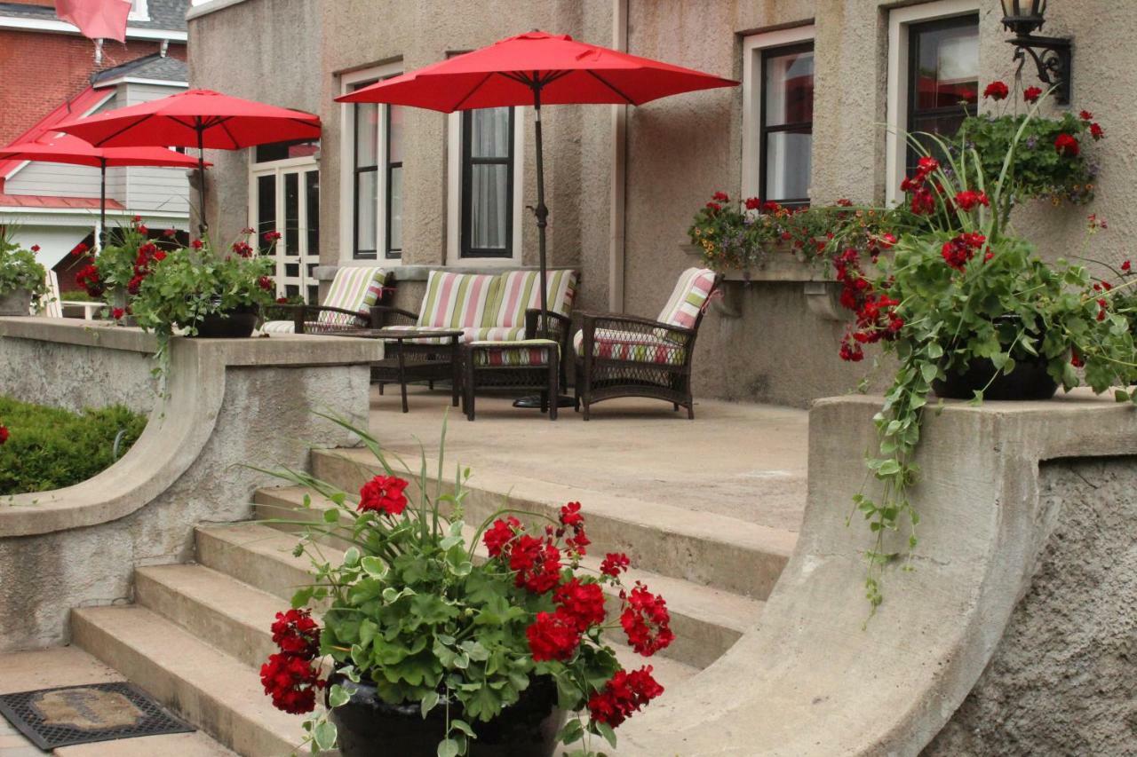 Grey Gables Inn Pembroke Exterior photo